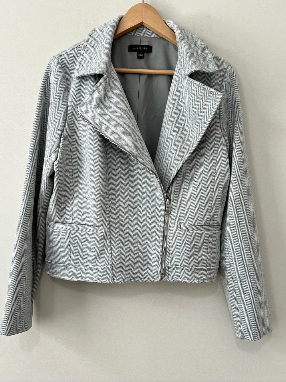 Ann Taylor Grey Herringbone Knit Moto Jacket Size M Transitional corporate Chic